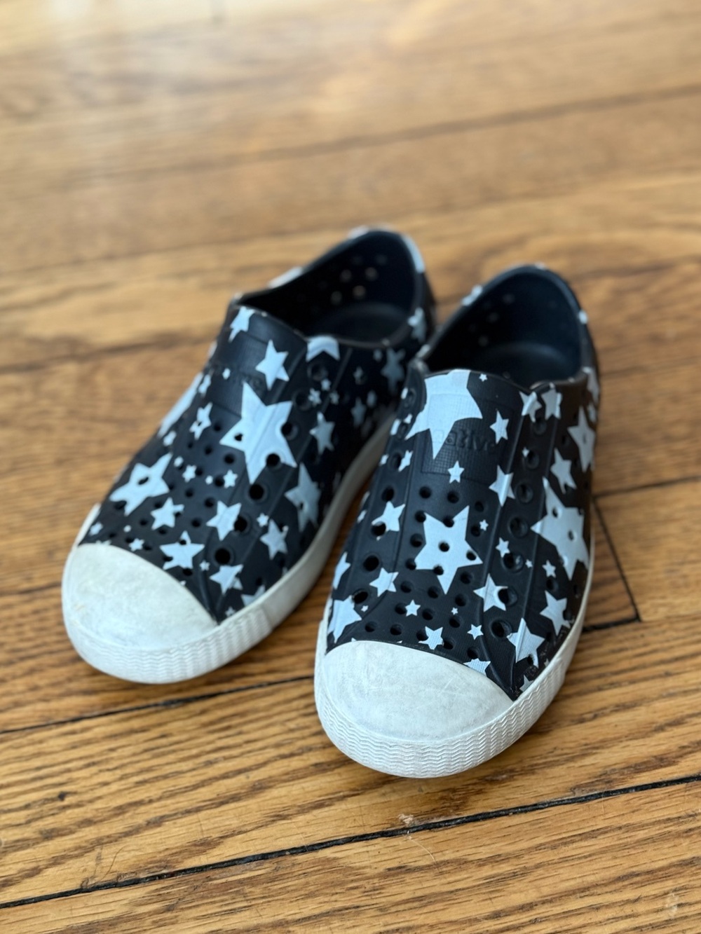 Native Jefferson Black Star Shoes - Size 11
